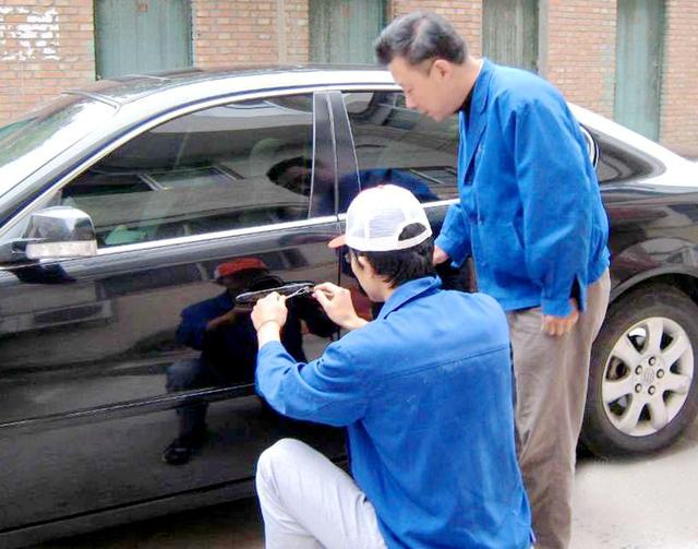 江华汽车钥匙丢在车里面怎么办?